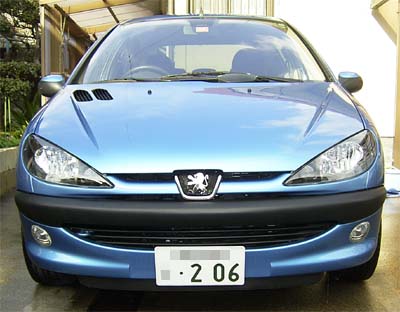 ブラックのマルチリフレクター(4灯)で精悍な顔つきに